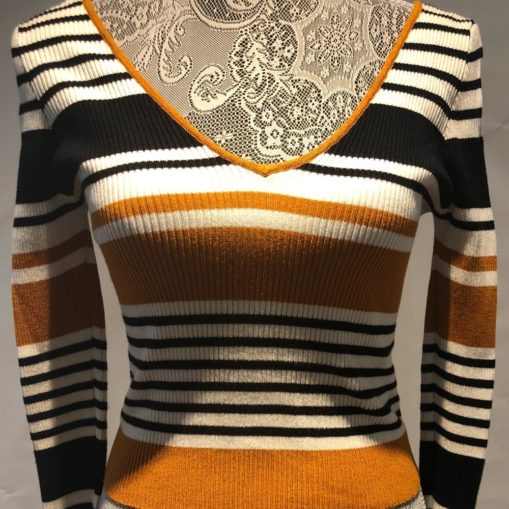 Kendall & Kylie Long sleeve knit Top V-neck/back